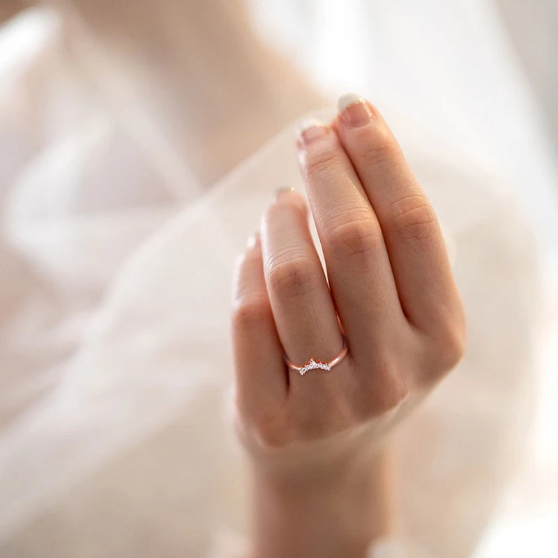 Trumium V Shaped Women Ring Crown Couple Rings Engagement Wedding Designer Copper Jewelry Anniversary Gifts Trendy Fashion